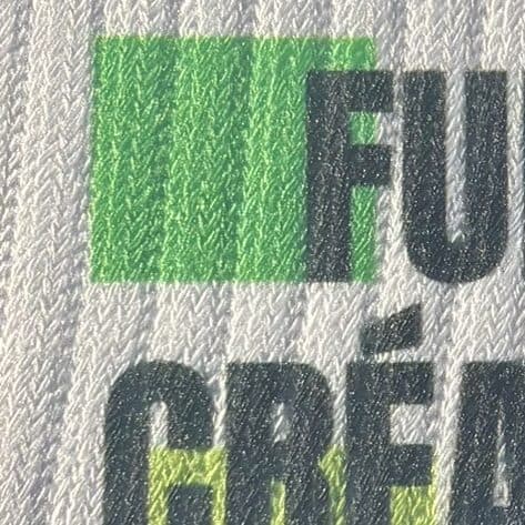 Gros plan sur l'impression du logo sur la maille côtelée
