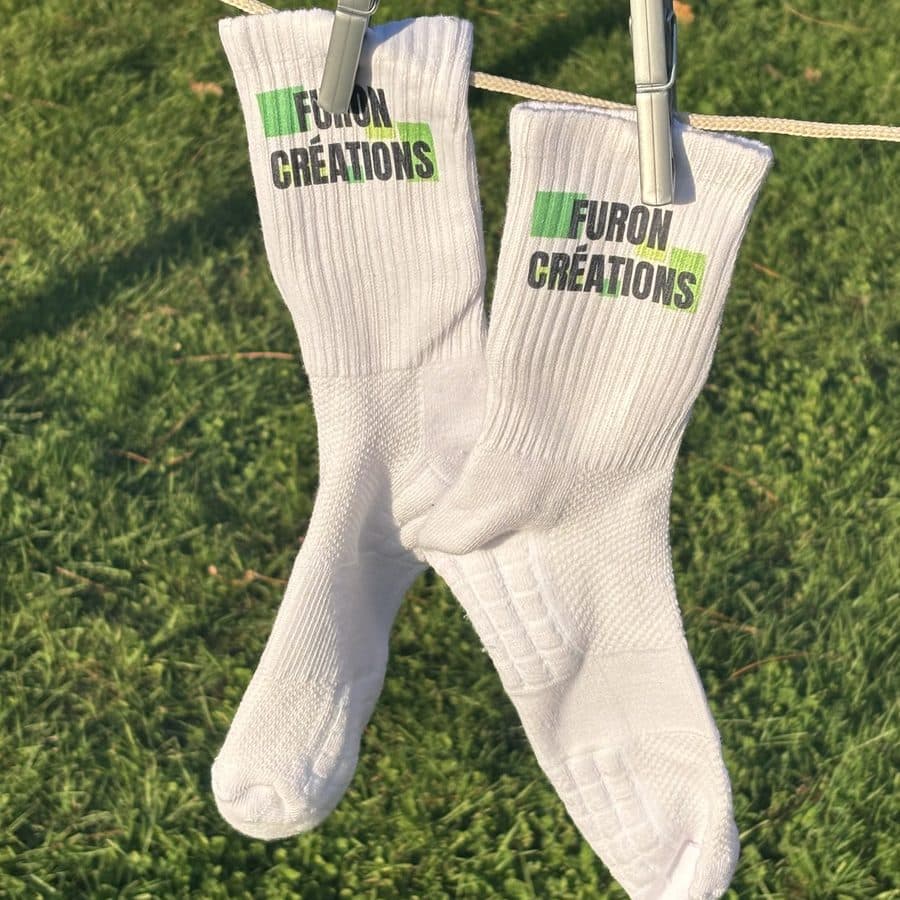 Paire de chaussettes personnalisées suspendue à un fil à linge, coton peigné