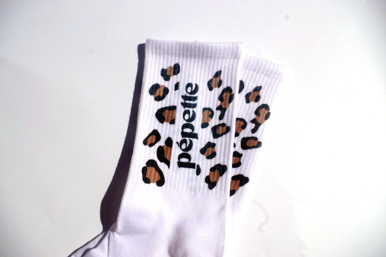 Chaussette personnalisée, motif léopard et logo